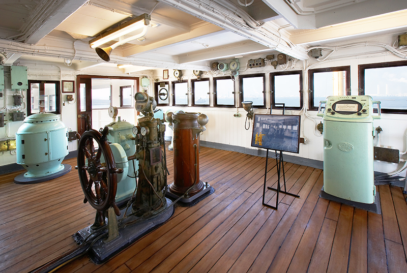 操舵室は船の総司令室。竣工当時は海図室でした。 運転士（現在の航海士）が24時間体制で船の安全を守る場所です。操舵室の後部には無線室がありますが、竣工当時は海図室でした。