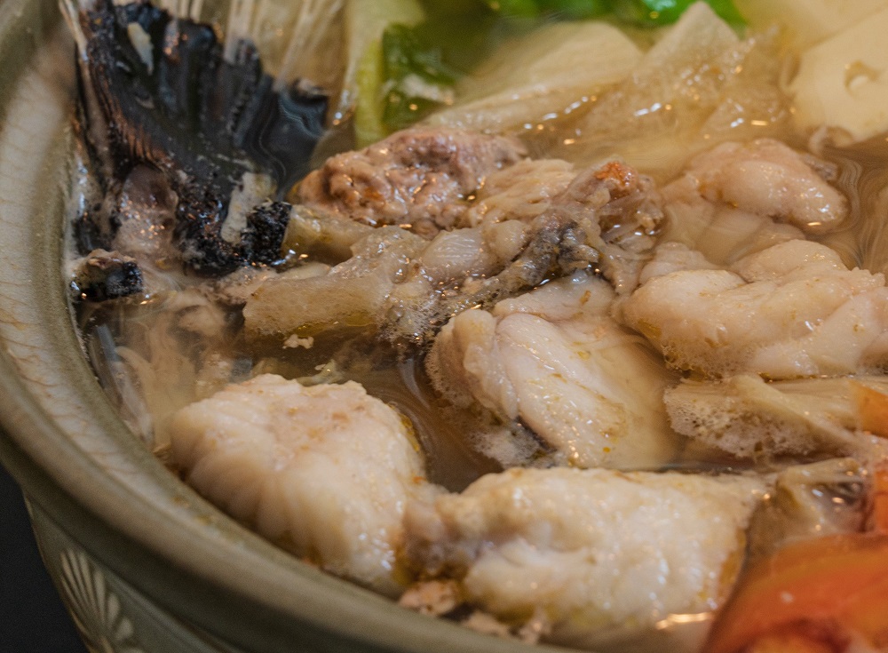 横浜市中央卸売市場の協力のもと、『鍋小屋』に「海鮮食堂」が初登場！オープンキッチンで調理された新鮮な食材を使用したグルメを味わうことができます。中でもおすすめの「漁師鍋」は、天然鯛を中心とした魚の骨をじっくり煮込んでとった出汁に目利きのプロである仲卸さんが厳選した旬の魚を使用した逸品！また、目の前で調理する出来立ての蒸し牡蠣や焼きホタテを味わうことができます。ランチタイム限定の「相模湾産 鯖フライ定食」もお楽しみください。 ※ランチタイムは14時まで ※なくなり次第終了となります